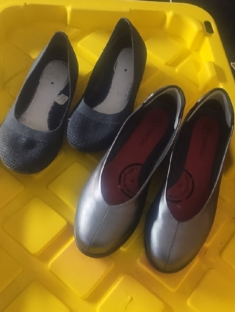 #0140 Saydo Brand Aerosoles Silver Leather Loafer Along With A Ballet Flat.